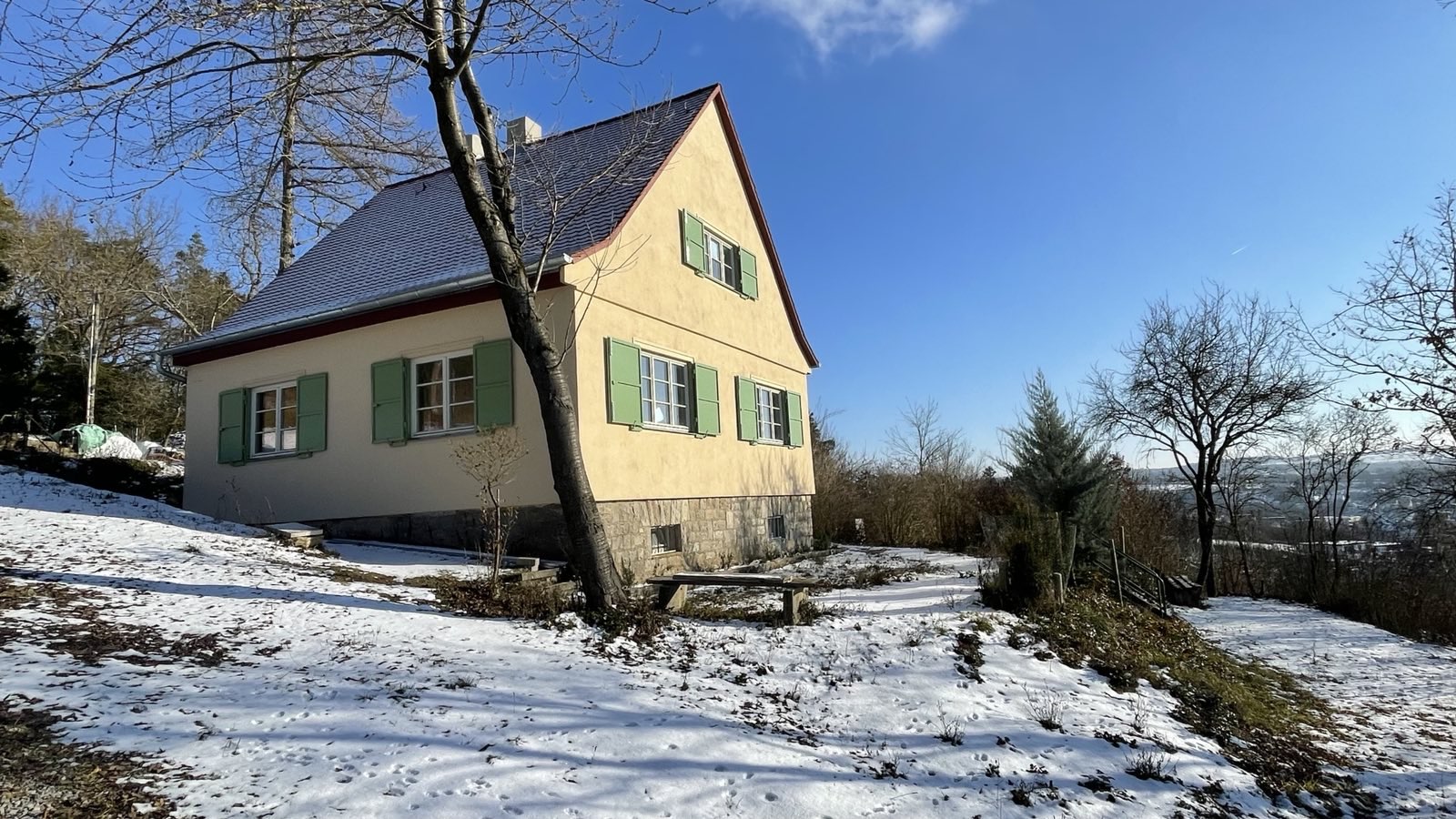 Waldhaus im Winter